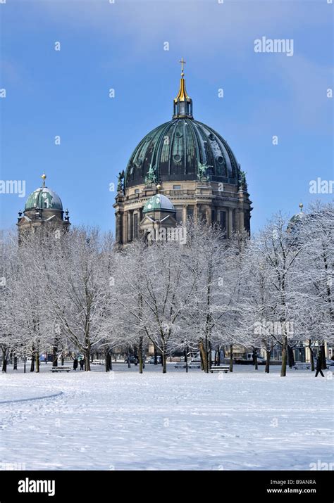 Snow Landscape Berlin Center Dome Germany Stock Photo Alamy
