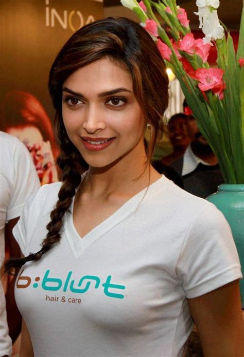 Can U See That This Is Deepika Padukone Showing Hot B00bs Cameoshoot Gallery