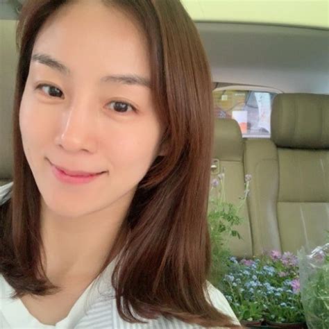 문정원은 인스타그램 팔로워 수만 100만 명에 달 할 정도로 영향력을. 이휘재 아내 문정원, 쌍둥이 엄마의 청순 미모 - NO.1 축구 전문 ...