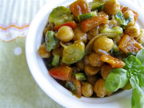 L'insalata di ceci estiva mette insieme questi legumi salutari, solitamente protagonisti di paste o zuppe, con la carnosità dei peperoni, la gustosa cipolla rossa, i succosi pomodorini, le zucchine e i cetrioli. Insalata di ceci balsamica - Veganblog - ricette e ...