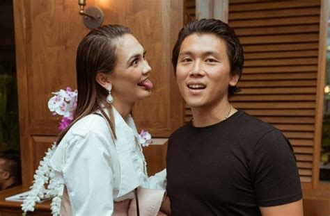 Kabar kisah asamara reino barack, syahrini dan luna maya sampai saat ini masih menjadi perbincangan hangat, meski reino dan luna sudah putus dan kini sudah sah menjadi suami syahrini. Bukti dari Awal Luna Maya dan Reino Barack Bakal Putus ...