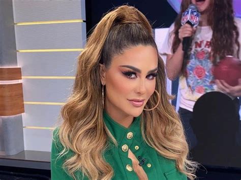 Ninel Conde Derrocha Estilo Con Abrigo De Cuero Y Pantalón De Estampado