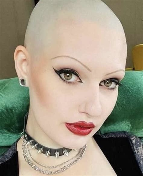 Pin Von David Connelly Auf Bald Women W Shaved Eyebrows Glatze Rasieren Glatze Kahle Frauen