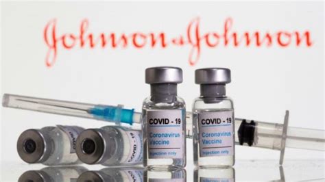 The johnson & johnson vaccine modifies an existing adenovirus, which usually causes colds, with the novel coronavirus' spike protein. Johnson & Johnson : Une inquiétante nouvelle sur le nouveau vaccin