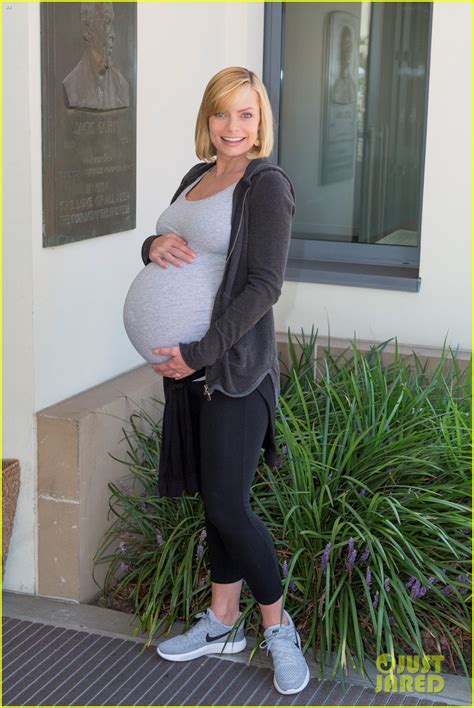 Photo Jaime Pressly Baby Bump Pregnant With Twins Photo
