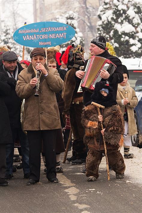 Traditii si obiceiuri de iarna steaua sus răsare steaua sus rasare ca o taina mare steaua straluceste si lumii vesteste si lumii. The National Festival of Customs and Traditions "Steaua ...