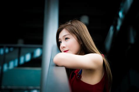 Wallpaper Wanita Model Asia Si Rambut Coklat Melihat Ke Dalam