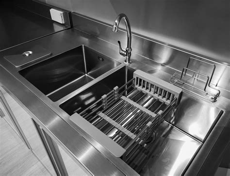 Las baterías de acero inoxidable 18/10 o acero quirúrgico, son ecológicas, inocuas y permiten cocinar en cualquier fuente de calor con total garantía. Cocina de Acero Inoxidable - SINOX INDUSTRIAL