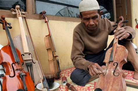 Sebut saja wayang golek atau tari jaipong, pasti diiringingi dengan alat musik tradisional agar memberi warna yang memperkuat cerita atau pementasan tersebut. 14 Alat Musik Tradisional Sumatera Barat, Fungsi dan Gambarnya