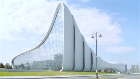 Limita al este con el mar caspio, al norte con rusia, al noroeste con georgia, al oeste con armenia y al sur con irán. Bakú, la capital de Azerbaiyán, que sorprende por sus ...