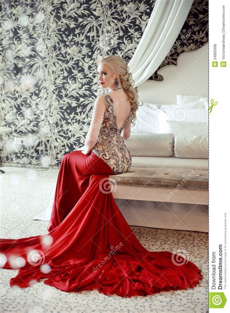 Port Modèle De Femme Blonde élégante Dans La Robe Rouge Luxueuse Avec