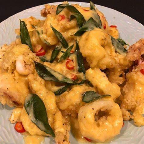 Cara masak sotong goreng telur masin sedap ala restoran. Raffie's Sotong Dengan Sos Telur Masin recipe