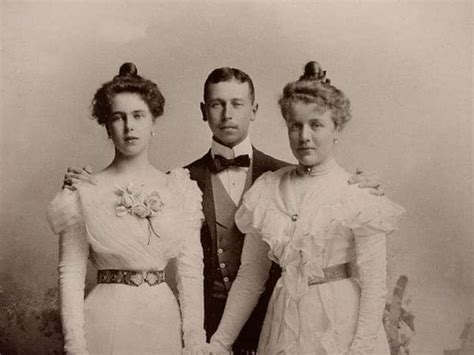 Les jeunes mariés saluent ensuite la foule du balcon de buckingham palace. Archives : Alfred de Saxe-Cobourg et Elsa de Wurtemberg ...
