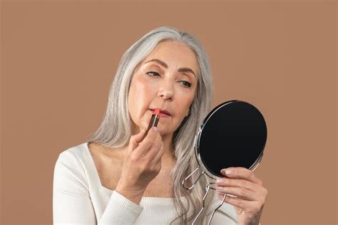 Maquillage Pour Femme De 70 Ans Couleurs Et Les Techniques Pour Les Peaux Matures