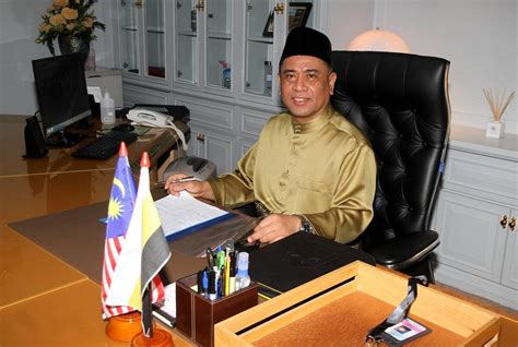 Pengerusinya ahmad faizal azumu berkata perkara itu sudah dibincangkan dengan menteri besar saarani mohamad. Bermula Sebagai Guru, Kini Menteri Besar - My Pendidik