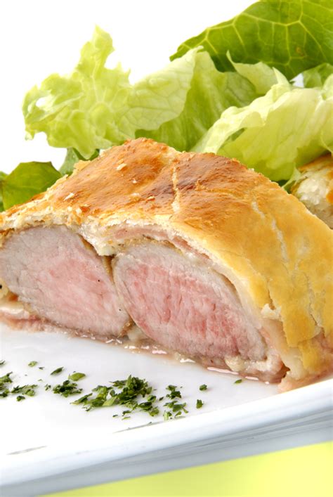 Con un pincel pinte la orilla de cada cuadrito con el también puede acompañar las salchichas de salsa barbecue. Receta de Solomillo en hojaldre con panceta y queso ...
