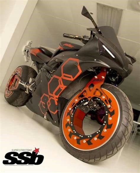 Hubless (centerless) wheel is a type of wheel with no center hub. #YamahaR1 √ Dual Hubless Wheel | Motorky