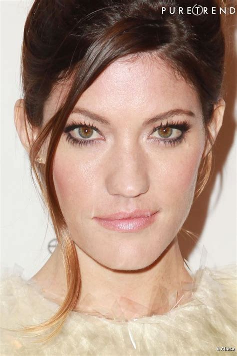 Photos Jennifer Carpenter Poudre Discrètement Son Visage Et Souligne