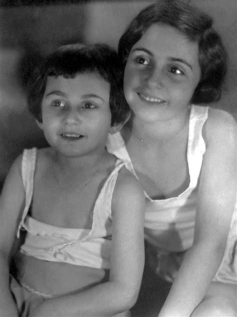 25 Vintage Photographs Of Anne Frank With Her Sister Margot ~ Vintage Everyday Anne Frank
