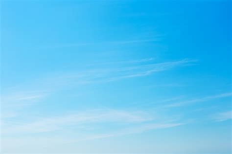 Sonniger Hintergrund Blauer Himmel Mit Weißen Wolken Premium Foto