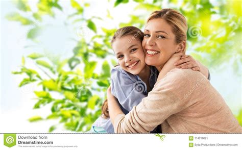 Madre Sonriente Feliz Que Abraza A La Hija Imagen De Archivo Imagen