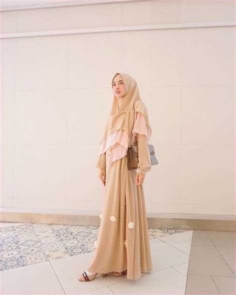 Tampil sporty dengan outfit yang simple seperti memakai . Ide Outfit Hijab Remaja ala Selebgram - Salim Soraya ...