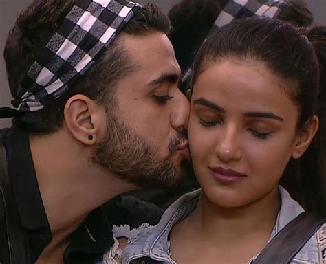 Jasmin Bhasin And Aly Goni Love Moments In Bigg Boss House Jasmin Bhasin And Aly Goni Love