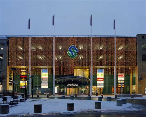 Sandvika storsenter er et av norges største kjøpesenter med nesten 200 butikker, spisesteder og helsetjenester, 15 minutter fra oslo. Julebelysning. Lysteppe over inngangsparti i Sandvika ...