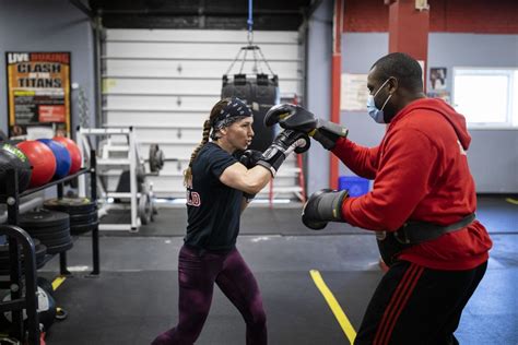 Boxeadora Canadense Mandy Bujold Vence Batalha Na Justiça E Estará Em
