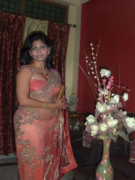 Beautiful Women Over 40 Beautiful Dresses Aunty In Saree Saree Poses
