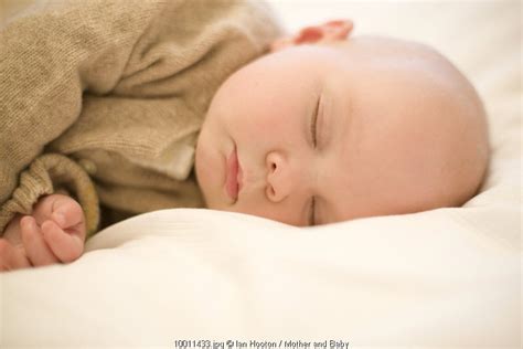 3 Posisi Tidur Bayi Sesuai Usianya