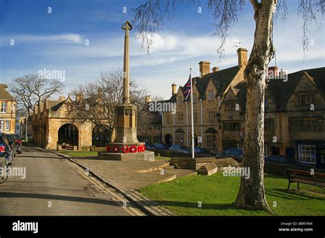 The War Memorial In Chipping Campden High Street Hi Res Stock