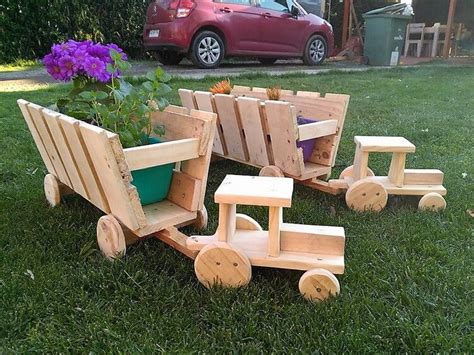 Wood Pallets Made Tractor Planters Pallet Wood Projects