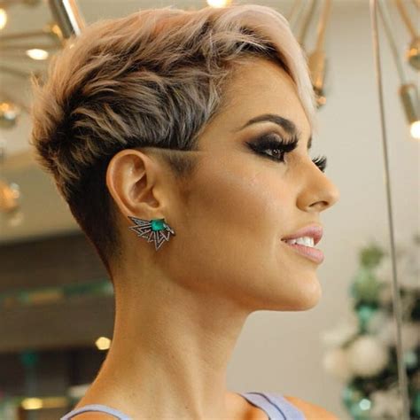 We're breaking it down, from victoria beckham to tia and tamera mowry. 10 Daring Pixie Haircuts for Women, Short Hairstyle and ...