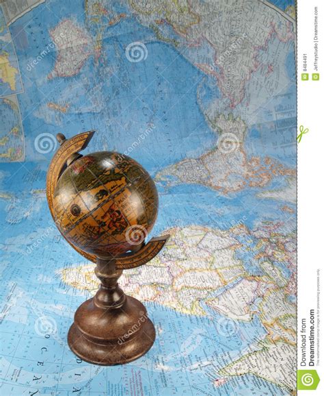 Mapa mundial de madeira com pin bandeiras dos paises. Globo de madeira no mapa imagem de stock. Imagem de mapa ...