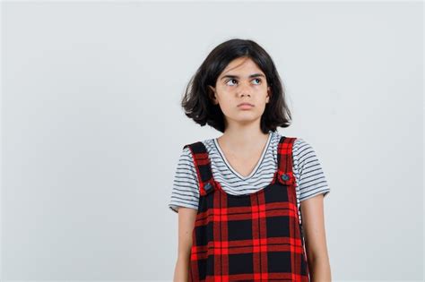 Девочка подросток в футболке Бесплатно Фото