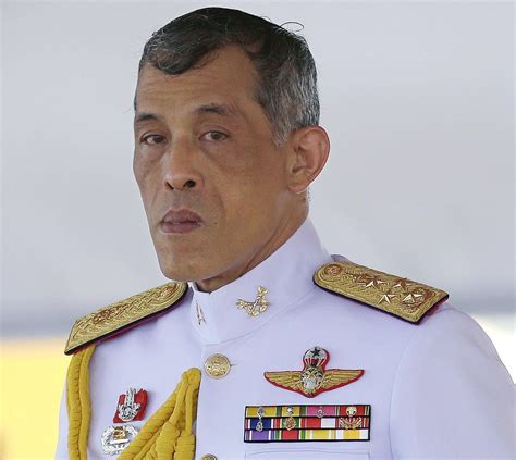 Thailands Crown Prince Formally Assumes Throne As New King The Globe