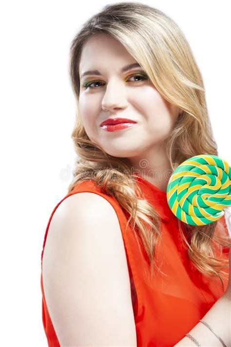 Retrato De Sexy Alluring Caucasian Blond Girl Comendo Lollipop Round No Stick Curioso Visual