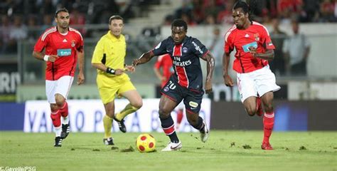 Le milieu de terrain de manchester united paul pogba face à l'attaquant et buteur de villareal gerard moreno, une opposition pour la finale de la ligue europa le mercredi 26 mai 2021. 8ème de finale Europa League: Benfica Lisbonne-PSG le 10 ...