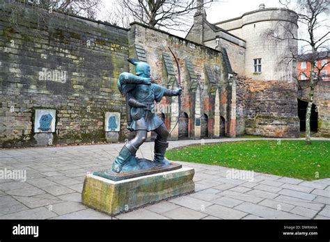 Robin Hood Statue Nottingham Castle England Uk Stock Photo Alamy