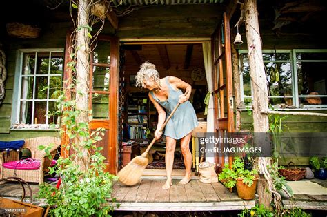 The Woman Who Lives In A Log Cabin Stock Foto Getty Images