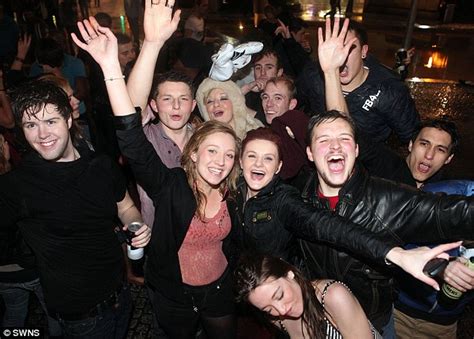 英国各地青年狂欢庆祝2012新年海浪河畔人新浪博客