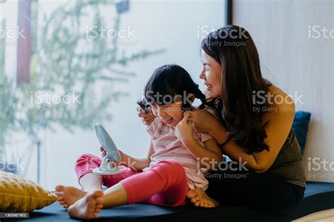 Madre China Asiática Teniendo Tiempo De Unión Con Su Hija Foto De Stock