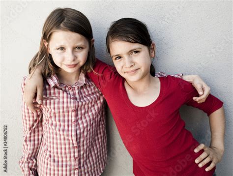 Deux Jeunes Amies Au Naturel Kaufen Sie Dieses Foto Und Finden Sie