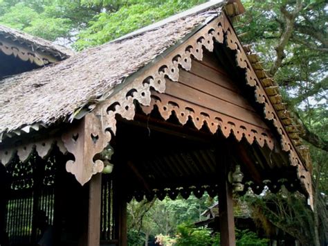 Dalam seni bina rumah melayu tradisional juga, kebanyakan daripada bilik tidur kaum wanita terletak di bahagian belakang yang berhampiran dengan ruangan dapur. Traditional Kedah Malay House | Rumah Tradisional Melayu ...