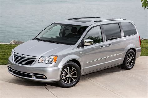 2016 Chrysler Town And Country Minivan Pricing And Features Edmunds