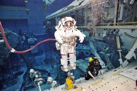 Esa Astronaut Samantha Cristoforetti Training For Spacewalks In Nasas Neutral Buoyancy