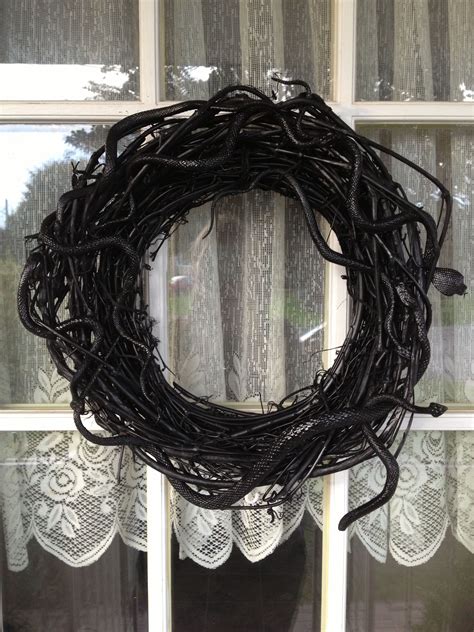 Snake Wreath So Cheap And Easy Halloween Crafts Wreaths Decor