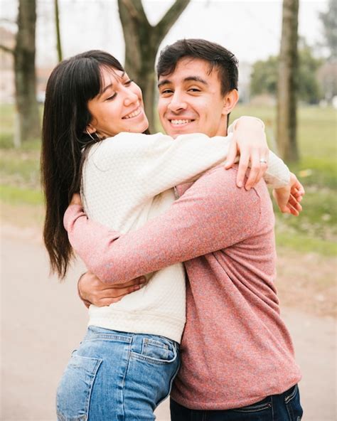 Pareja Linda Sonriente Abrazando En El Parque Foto Gratis