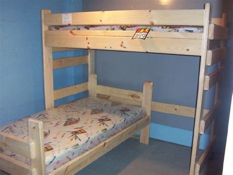 This diy bunk bed design has a double bed on the bottom and twin bed on the top. perpendicular beds | Bed, Bunk beds, Decorating on a budget